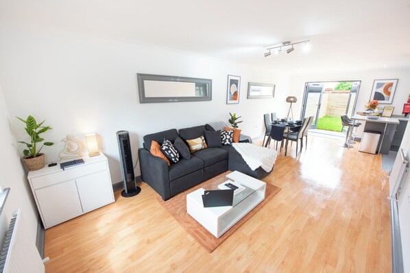 Spacious and cosy Living room area