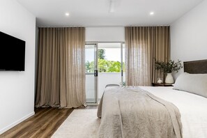 Master King Bed -  Ensuite -  Private Balcony - Walk In