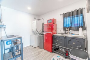 Kitchen space with dining table (Oven not included)

