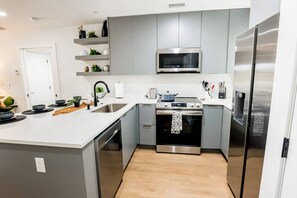 Clean & crisp lines with new stainless appliances!