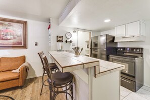 Kitchen | Dishware & Flatware | Keurig Coffee Maker