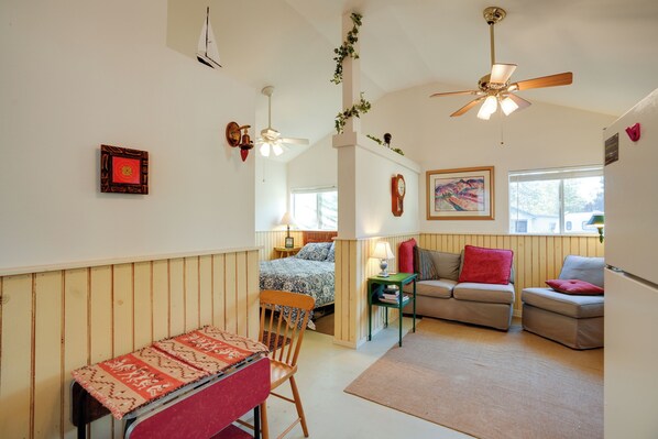 Yarnell Vacation Rental | Studio | 1BA | 400 Sq Ft | 2 Steps Required