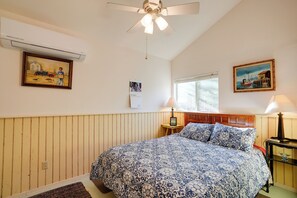 Studio | Queen Bed | Linens Provided