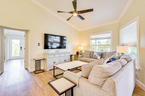 Living Room | Free WiFi | Smart TV | Central A/C | 1st Floor