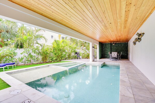 Holmes Beach Vacation Rental | 4BR | 3BA | 3,000 Sq Ft | 1 Step to Enter