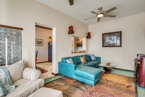 Living Room | Free WiFi | Smart TVs | Central A/C & Heat