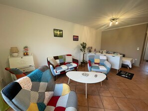 Wohnzimmer mit Schlafcouch für 3 Person