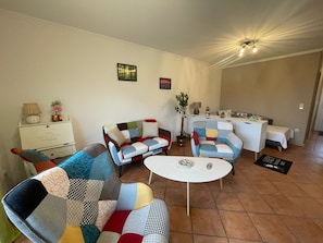 Wohnzimmer mit Schlafcouch fĂŒr 3 Person