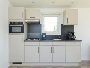 Cuisine, Comptoir, Cabinetry, Évier, Appareil De Cuisine, Design Intérieur, Sol, Evier, Principaux Appliance, Luminaire Plomberie