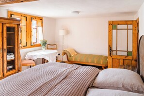 Wohn- & Schlafzimmer, mit Sofa