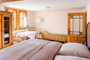 Wohn- & Schlafzimmer, mit Sofa