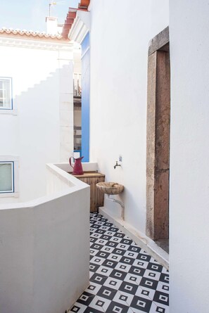 Santo Antonio 2 sun-drenched courtyard patio