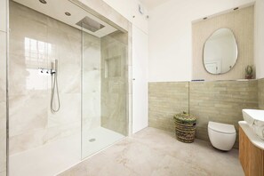 Redcliffe Gardens light and airy bathroom
