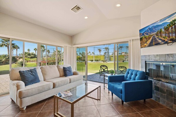 Studio with murphy bed, and Smart TV