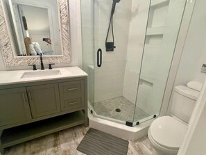 queen ensuite bathroom 