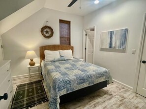 1st level queen bedroom
