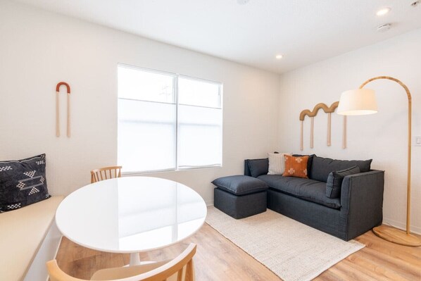 Cozy and inviting living room, perfect for relaxation and quality time.