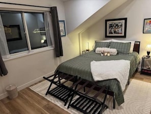 Large bedroom - queen size bed with Quince linens!