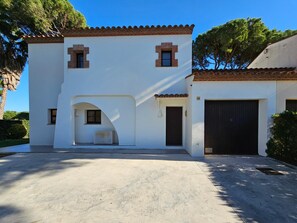 House next to Golf Pals, 800 mts to the beach. A/C. COSTA BRAVA