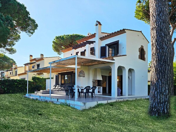 House next to Golf Pals, 800 mts to the beach. A/C. COSTA BRAVA