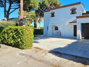 House next to Golf Pals, 800 mts to the beach. A/C. COSTA BRAVA