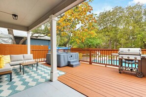 Ample terrace for the whole family to enjoy the backyard!