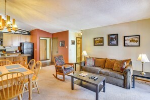 Living Room | Queen Sleeper Sofa | Fireplace | Free WiFi