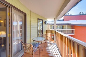 Covered Deck | Mountain Views | 3rd-Floor Unit | Transit Service On-Site
