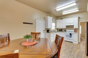 Dining Table | Dishware & Flatware