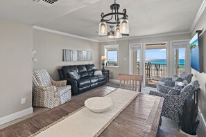 Dining with a VIEW! Seating for 6 in the Dining Room + seating for 4 at the bar area and on the Beachfront Patio