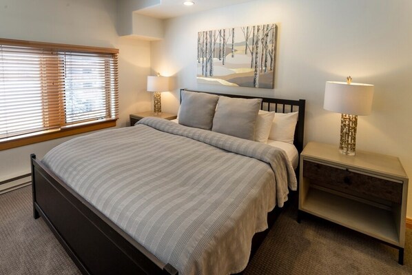 Lamp,Table Lamp,Bed,Furniture,Home Decor