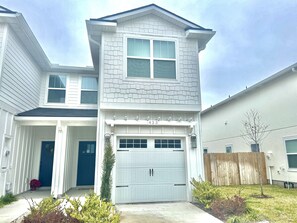 Coastal vibes and endless sunsets – your perfect beach getaway in Jacksonville Beach awaits! 