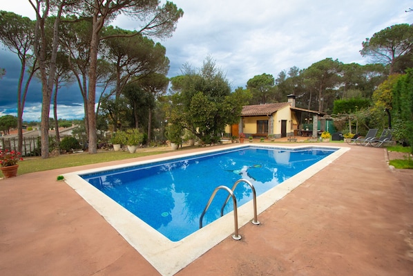 Swimming pool
