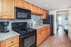 Fully equipped modern kitchen with granite countertops, perfect for cooking 