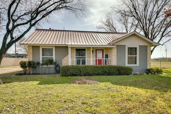Lubbock Vacation Rental | 3BR | 2BA | 1,274 Sq Ft | 4 Steps to Enter