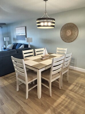 Table seating for 6 with 3 additional barstools situated at the bar