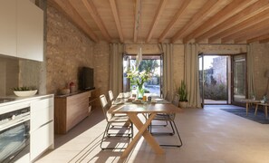 Kitchen or kitchenette,Dining area,Garden view