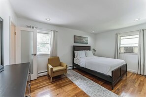  Master bedroom with Queen bed (1)