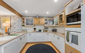 Complete wrap around 'U' shaped bench tops in kitchen making it ideal for food preparation