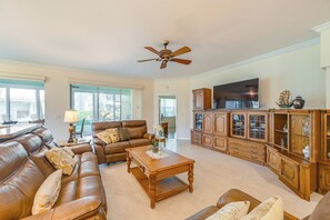 Living Room | Smart TV | Free WiFi | Single-Story Unit