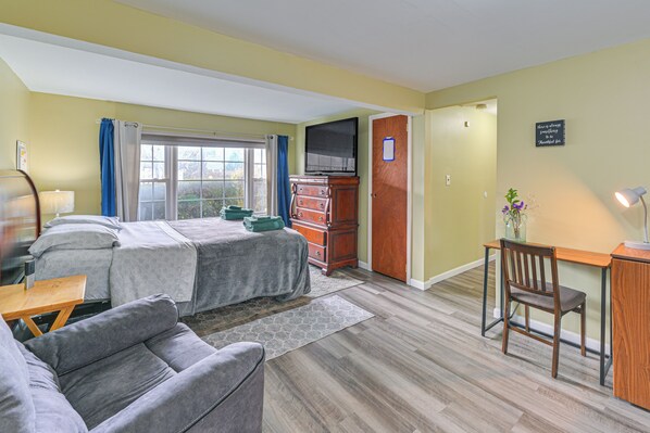 South Floral Park Vacation Rental | Studio | 1BA | 900 Sq Ft | Step-Free Entry