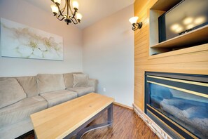 Living Room | Gas Fireplace | Cable TV | Full Sleeper Sofa