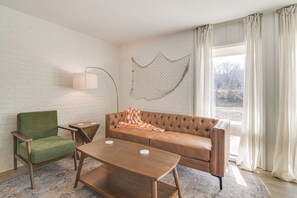 Living Room | Single-Story Condo on 1st Floor | Central A/C & Heating