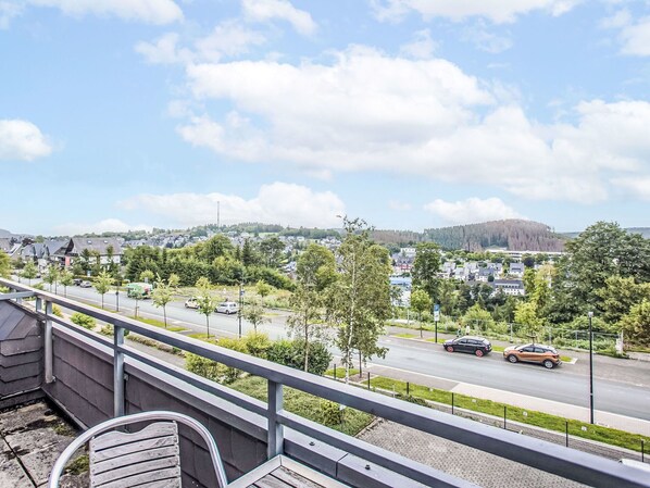 Daytime, Wolke, Wohnung, Kumulus, Balkon, Vorort, Meteorologisches Phänomen, Strassenlicht, Zaun, Autobahn