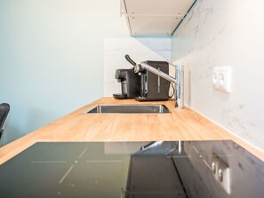 Bois, Sol, Design Intérieur, Comptoir, Meubles, Cuisine, Appareil De Cuisine, Électroménager, Cabinetry, Tache De Bois