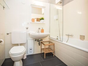 Siège De Toilette, Salle De Bains, Toilette, Luminaire Plomberie, Mur, Sol, Design Intérieur, Sol, Évier, Lavabo