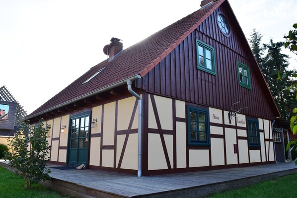 Außenseite Ferienhaus [Sommer]