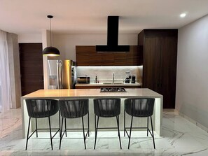 Breakfast Bar and Kitchen