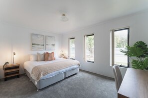 Cosy King Room with Desk & Natural Light