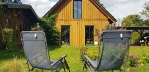 Enjoy the quite and peaceful garden. To the left you see the little yoga hut.